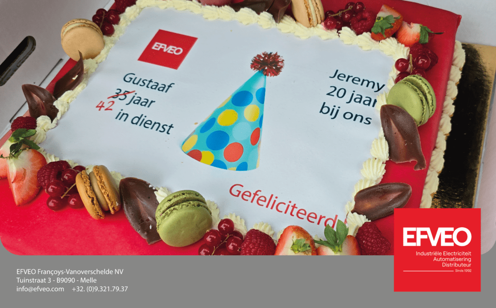 Feestelijke taart met opschrift 'Proficiat Gustaaf (45 jaar) en Jeremy (20 jaar)' ter ere van hun indrukwekkende werkjubilea bij EFVEO