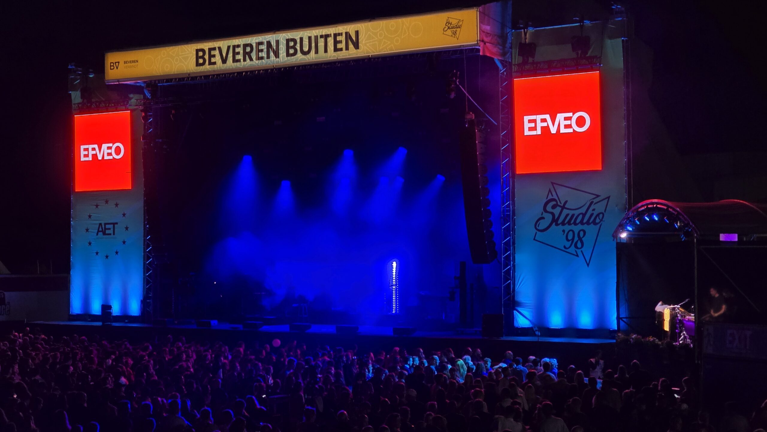 EFVEO-logo op podium tijdens Beveren Buiten, georganiseerd door Studio 98